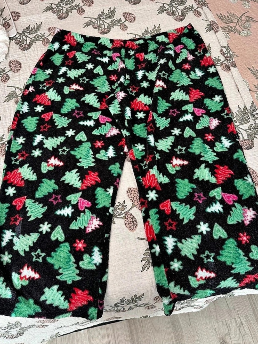 Women’s Christmas Tree Print Fleece Sleep Pants.